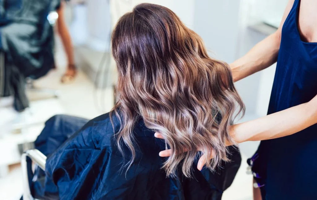 Cómo funciona el baño de color en el cabello