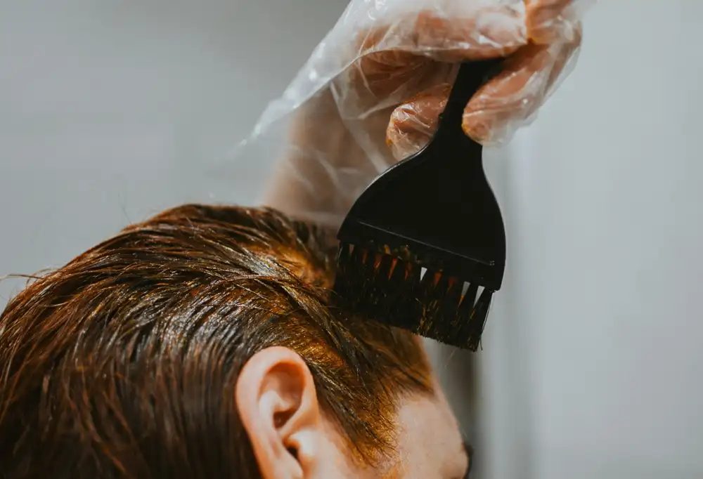 ¿Cómo funciona el baño color en el cabello?